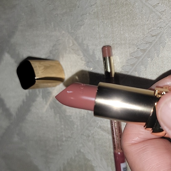 Bundle of L'Oreal Paris Colour Riche Luminous LipStick & Lip Liner - Picture 8 of 8
